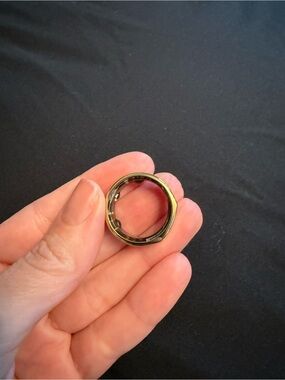 Oura Smart Ring in Metallic Gold
